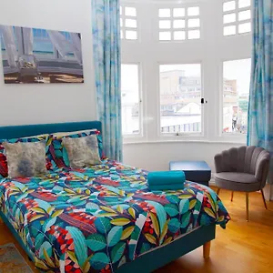 Seaside Centre - Large 3br, Wifi, 8 Min Walk Bournemouth